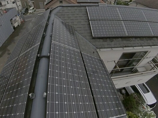 太陽光発電が屋根に乗っている場合、パネルを取り外して塗装するか、パネルの日が当たらず劣化が進んでいないものと考えて外さずに塗装するか、相談が必要です。